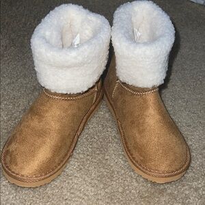 Capelli of New York Cream Fleece Boots